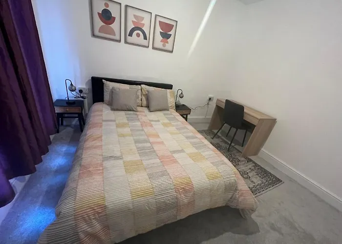 Cheerful Two Bedrooms Town House With Free Parking