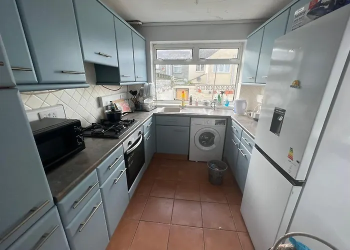 Cheerful Two Bedrooms Town House With Free Parking