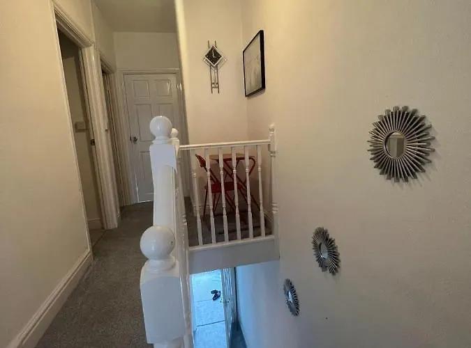 Cheerful Two Bedrooms Town House With Free Parking
