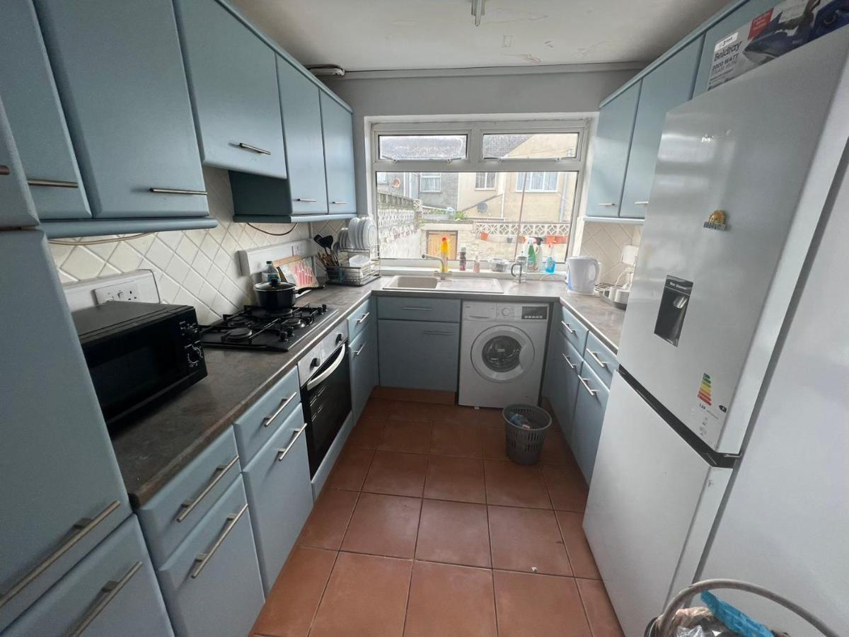 Cheerful Two Bedrooms Town House With Free Parking
